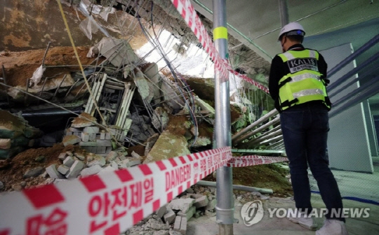 지난 4월 지하주차장 지붕 구조물이 붕괴된 인천 검단신도시 모 아파트 공사장 모습. 사진 연합뉴스